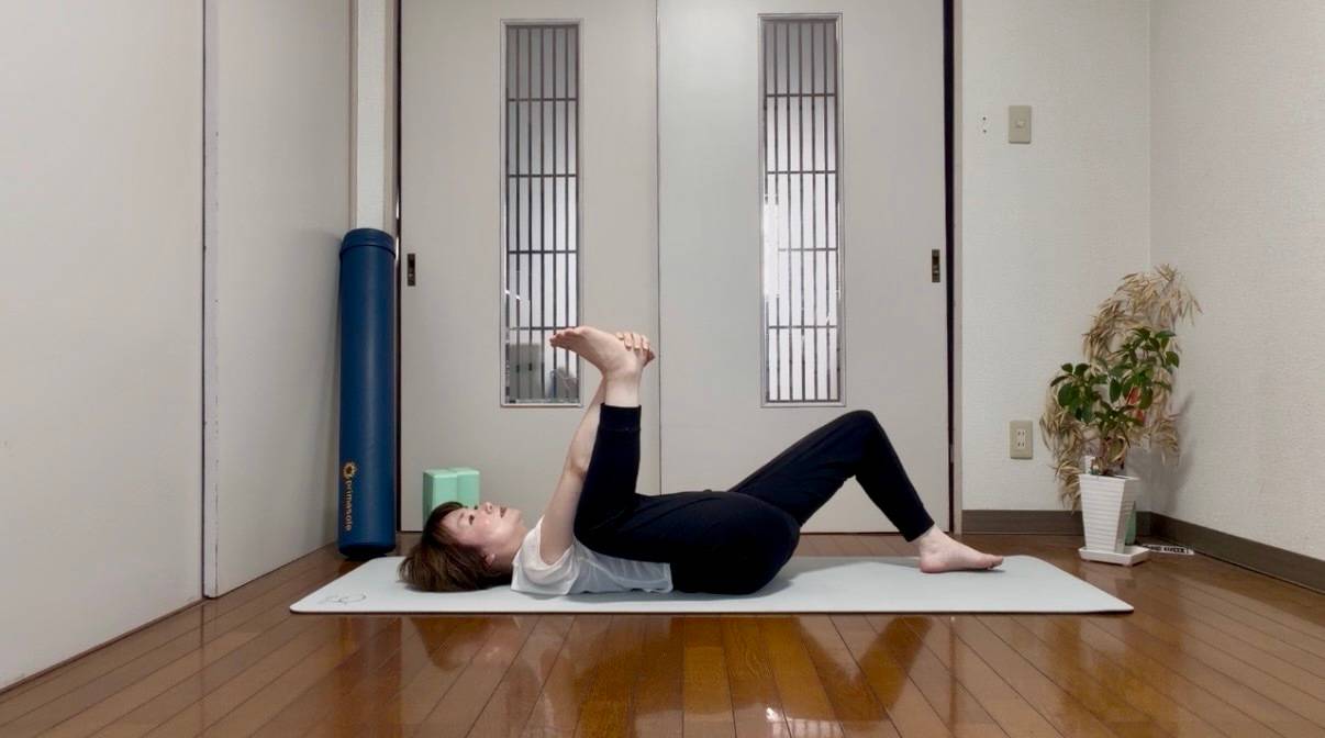 股関節ストレッチ