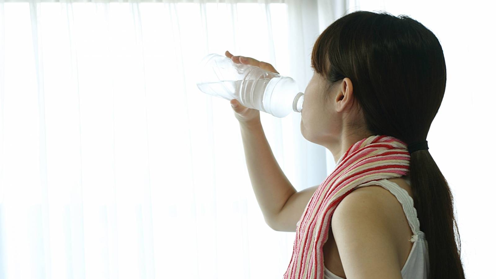 冷たい飲み物を一気に飲まない方がいい人の特徴｜管理栄養士が解説