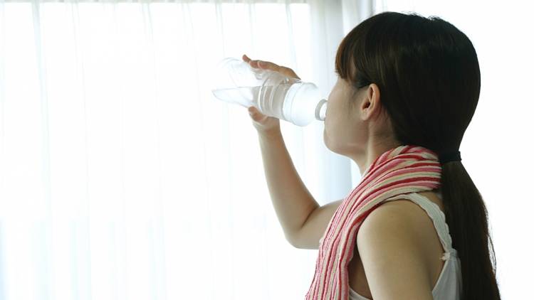 冷たい飲み物を一気に飲まない方がいい人の特徴|管理栄養士が解説