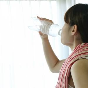 冷たい飲み物を一気に飲まない方がいい人の特徴|管理栄養士が解説