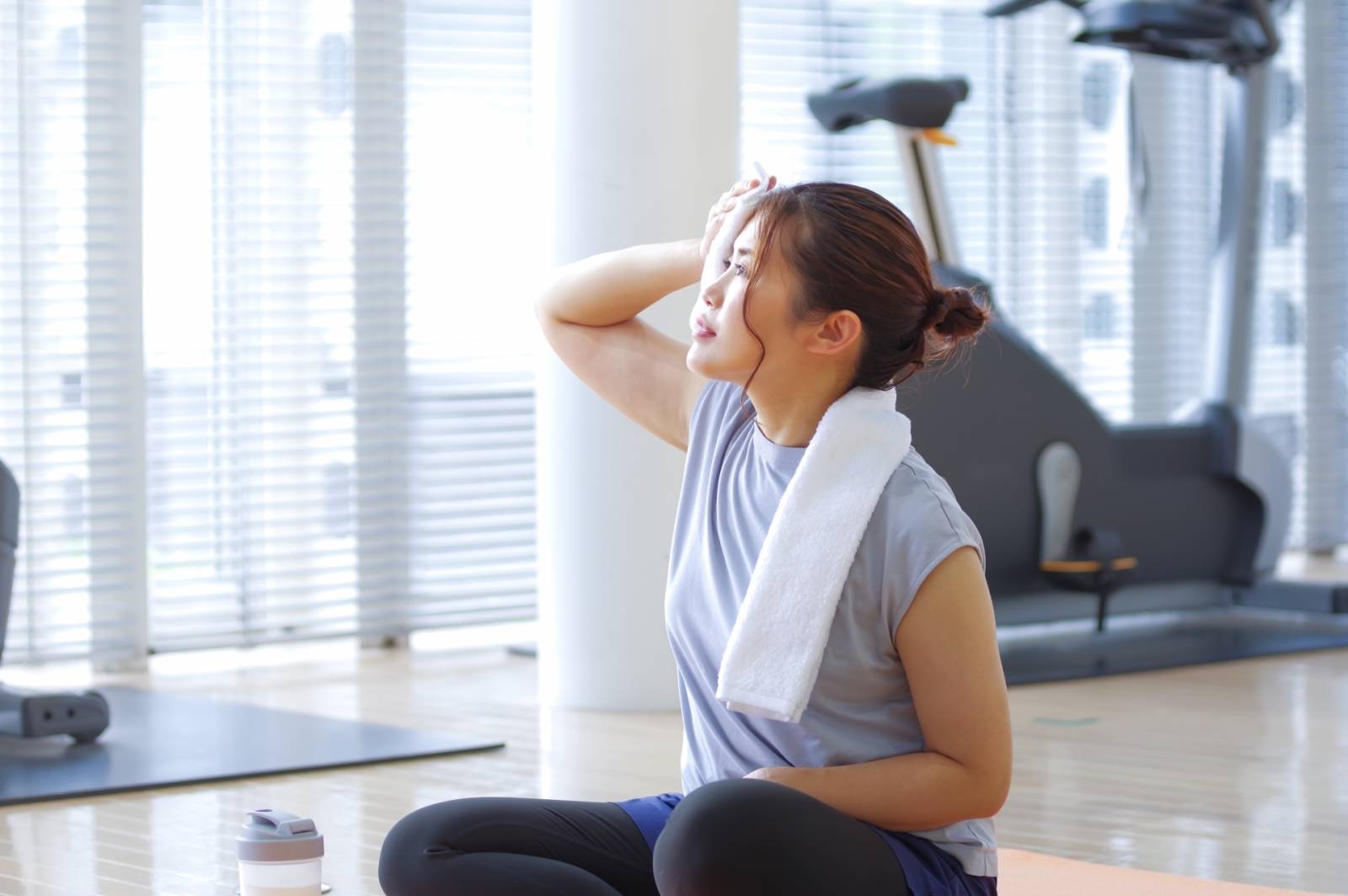 運動後にタオルで汗を拭く人