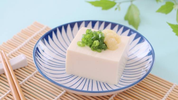 夏の「冷奴」にのせるだけ。不足しがちなたんぱく質を補える食材4選｜管理栄養士が解説