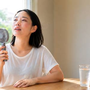 暑い季節は肌がベタつくのに乾燥する?「隠れ乾燥」が起こる理由と、化粧水だけで終わらせない保湿ケア