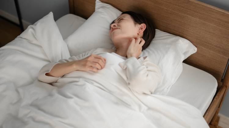 【夜中に何度も目が覚めてしまう…】たったこれだけで寝落ち確定!快眠へと導く「股関節ほぐし」