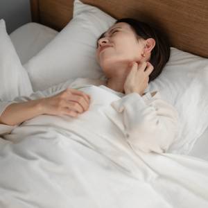 【夜中に何度も目が覚めてしまう…】たったこれだけで寝落ち確定！快眠へと導く「股関節ほぐし」