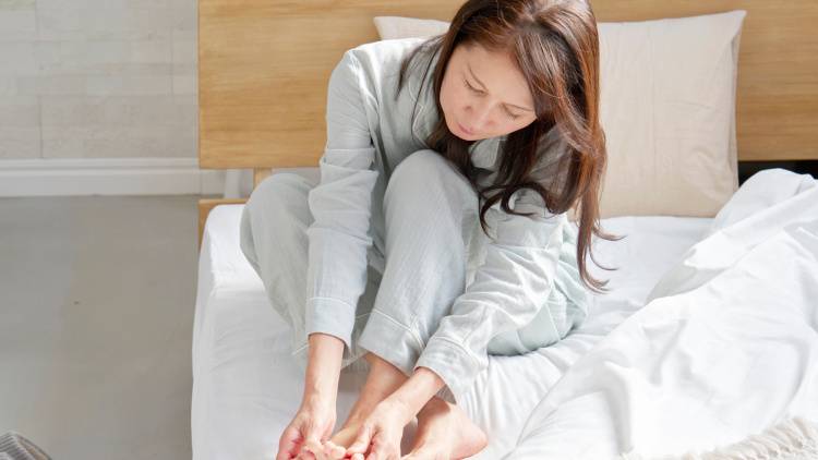 暑い日の足先の冷えに!【体を動かずにできる】丸めたバスタオルを使った簡単ふくらはぎストレッチ