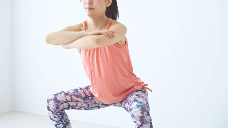 【階段の上り下りがツラい】【つまずくことが増えた】急激に衰える40代の筋力アップに「スクワット」が最強な理由