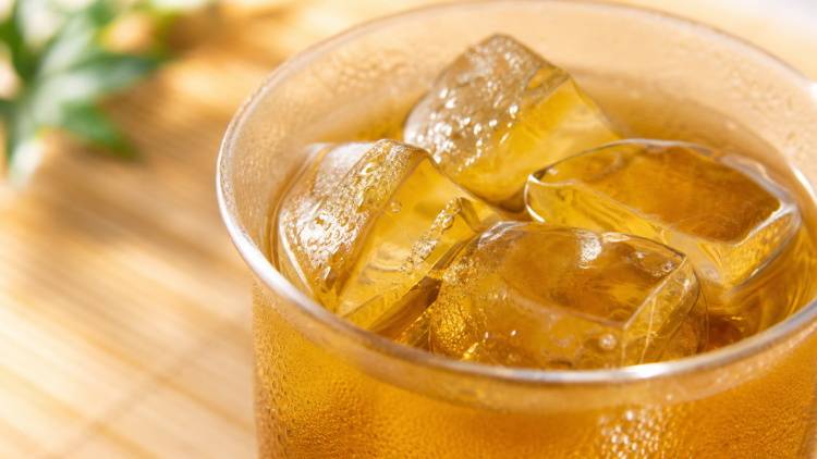 氷入りの冷たい飲み物が続く夏に。内臓を冷やしすぎない飲み方｜食の専門家が解説