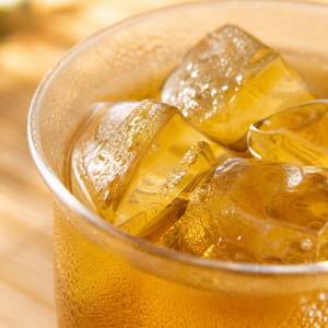 氷入りの冷たい飲み物が続く夏に。内臓を冷やしすぎない飲み方|食の専門家が解説