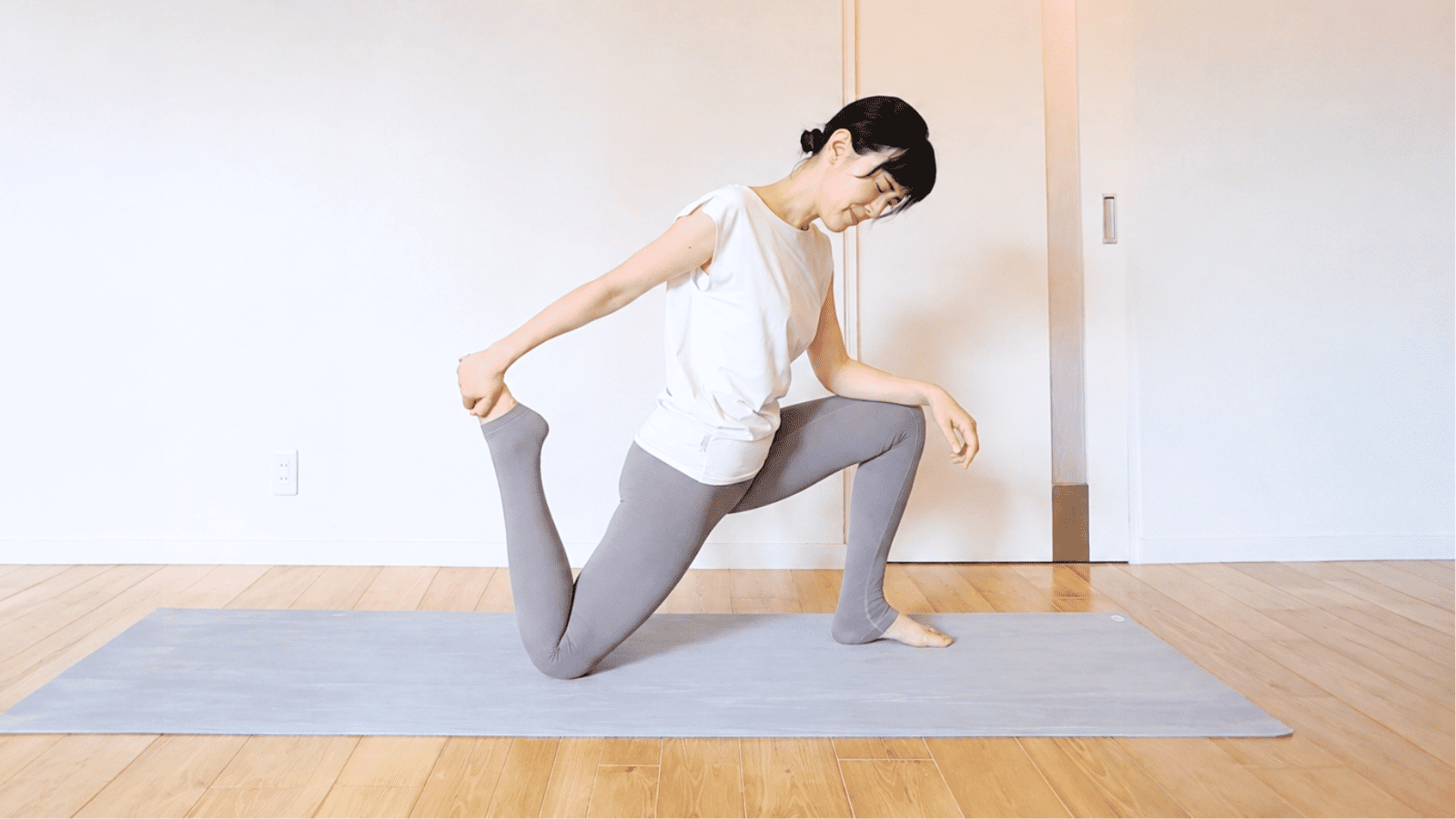 前ももストレッチがつらい人へ【30秒踵でお尻キック】前ももの張り解消エクササイズ