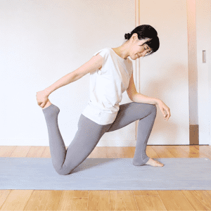 前ももストレッチがつらい人へ【30秒踵でお尻キック】前ももの張り解消エクササイズ