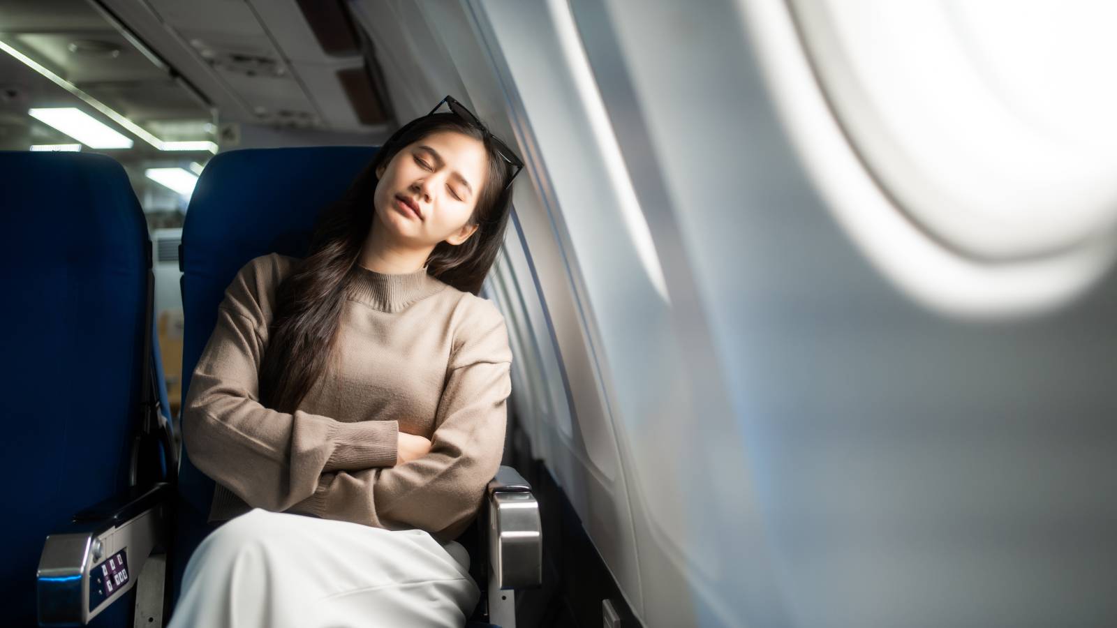  【海外旅行】時差ボケするのは脳だけじゃない！？長距離フライトで「腸」まで乱れる…疲労・便秘を防ぐ方法 