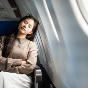 【海外旅行】時差ボケするのは脳だけじゃない!?長距離フライトで「腸」まで乱れる…疲労・便秘を防ぐ方法