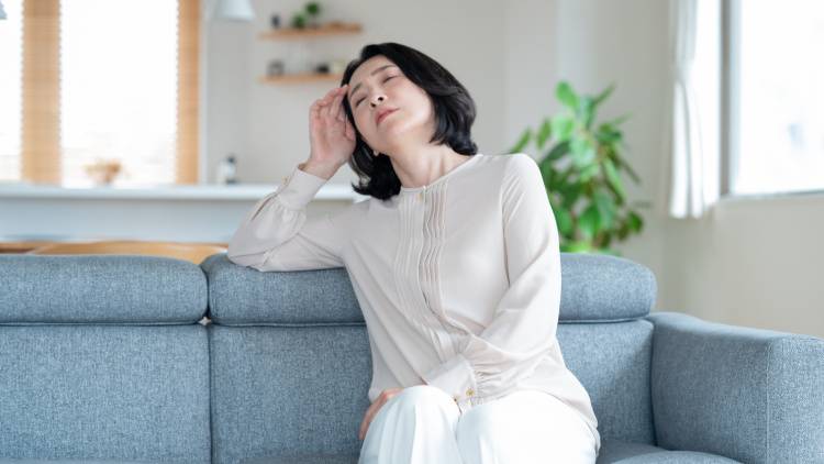 体力の衰えを感じ始めたら【一日たった3回】下半身の筋力アップを目指す椅子を使ったスクワット