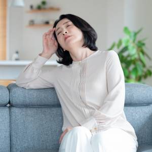 体力の衰えを感じ始めたら【一日たった3回】下半身の筋力アップを目指す椅子を使ったスクワット