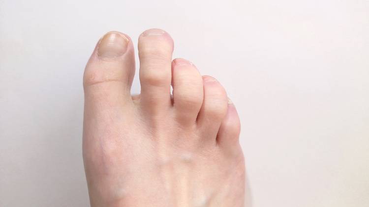 歩きすぎた日やむくんだ時の【簡単足裏ストレッチ】むくみ解消・膝下引き締めになる「足指じゃんけん」とは