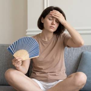 だるい・寝れない・イライラする…【なんとなく不調】に悩んでいませんか?デスクでもできるリセットストレッチ