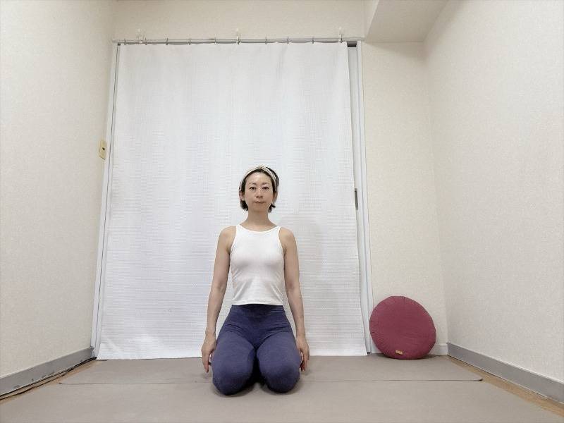 膝を軽く開いた正座の姿勢