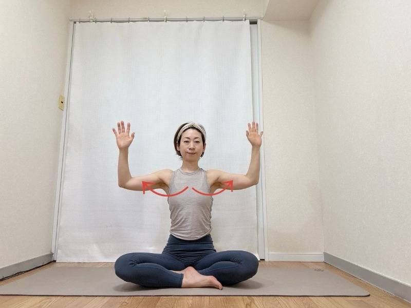 あぐらで座り、肘を90度に曲げて上腕を肩の高さに保ち、手のひらを正面に向けて肩甲骨を寄せた体勢