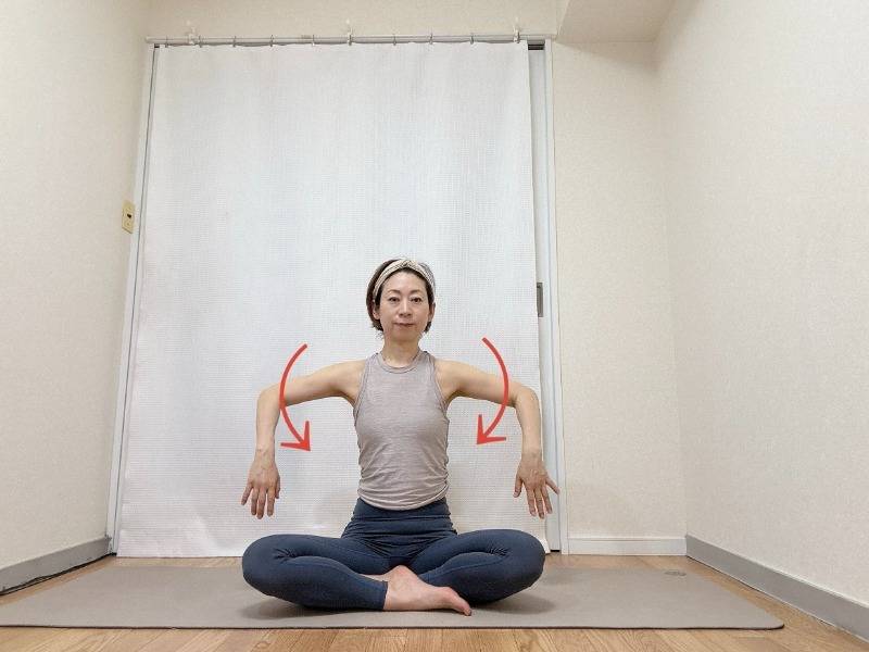 正座で座り、肘を９０度に曲げて腕を肩の高さに保ったまま、内側に回転させて指先を下へ向けた体勢