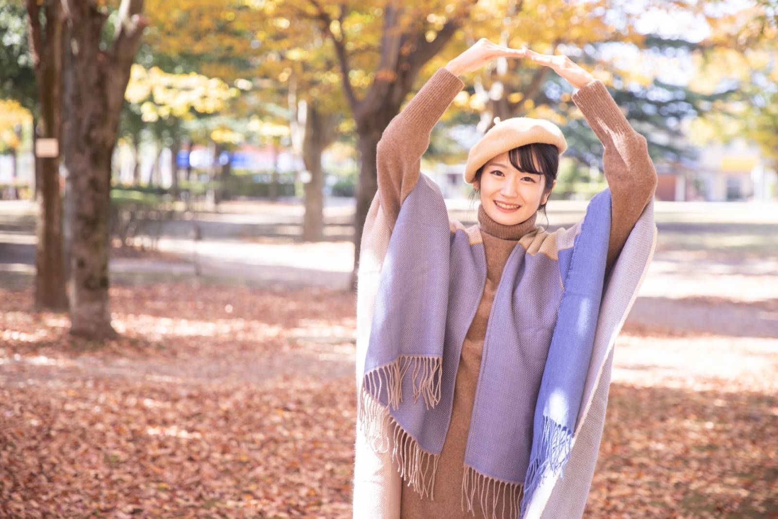 秋に元気な女性の写真