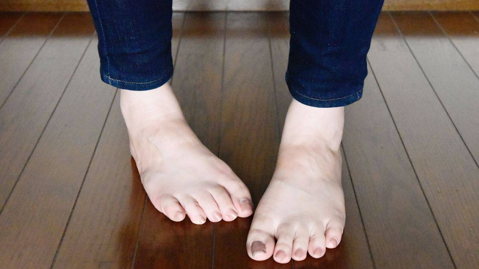 足の指がキュっと縮こまっている方にお勧め！〈足のトラブルを防ぐ〉1日10秒の扇子ストレッチ