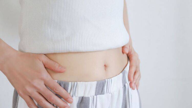 「下腹がなかなか凹まない…」たった左右1回ずつでお腹にスイッチを入れる簡単フローヨガ