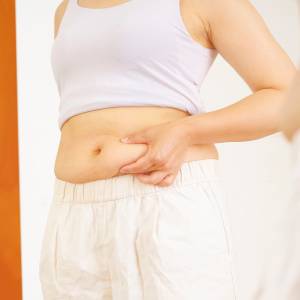 【ぽっこりお腹が気になる40代へ】腹筋を頑張る前に！寝たまま1分の股関節ストレッチ
