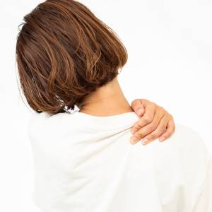巻き肩は老け見えのもと?【寝たまま1分でできる】肩まわりリセットストレッチ