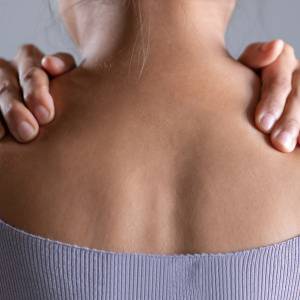 巻き肩で二の腕が太く見える?埋もれた肩甲骨を掘り起こす簡単エクササイズ