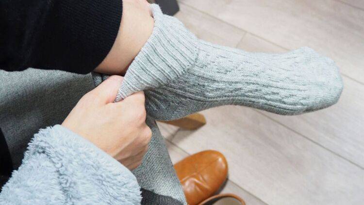 「片脚を上げて靴下を履こうとするとグラつかない?」つらい人はこれだけやって!|股関節を動かしやすくするポーズ