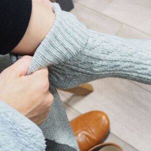 「片脚を上げて靴下を履こうとするとグラつかない？」つらい人はこれだけやって！｜股関節を動かしやすくするポーズ
