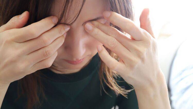 眼精疲労は「寝るだけ」でほぐれる!30秒の目元ほぐし