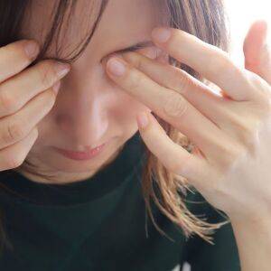 眼精疲労は「寝るだけ」でほぐれる！30秒の目元ほぐし