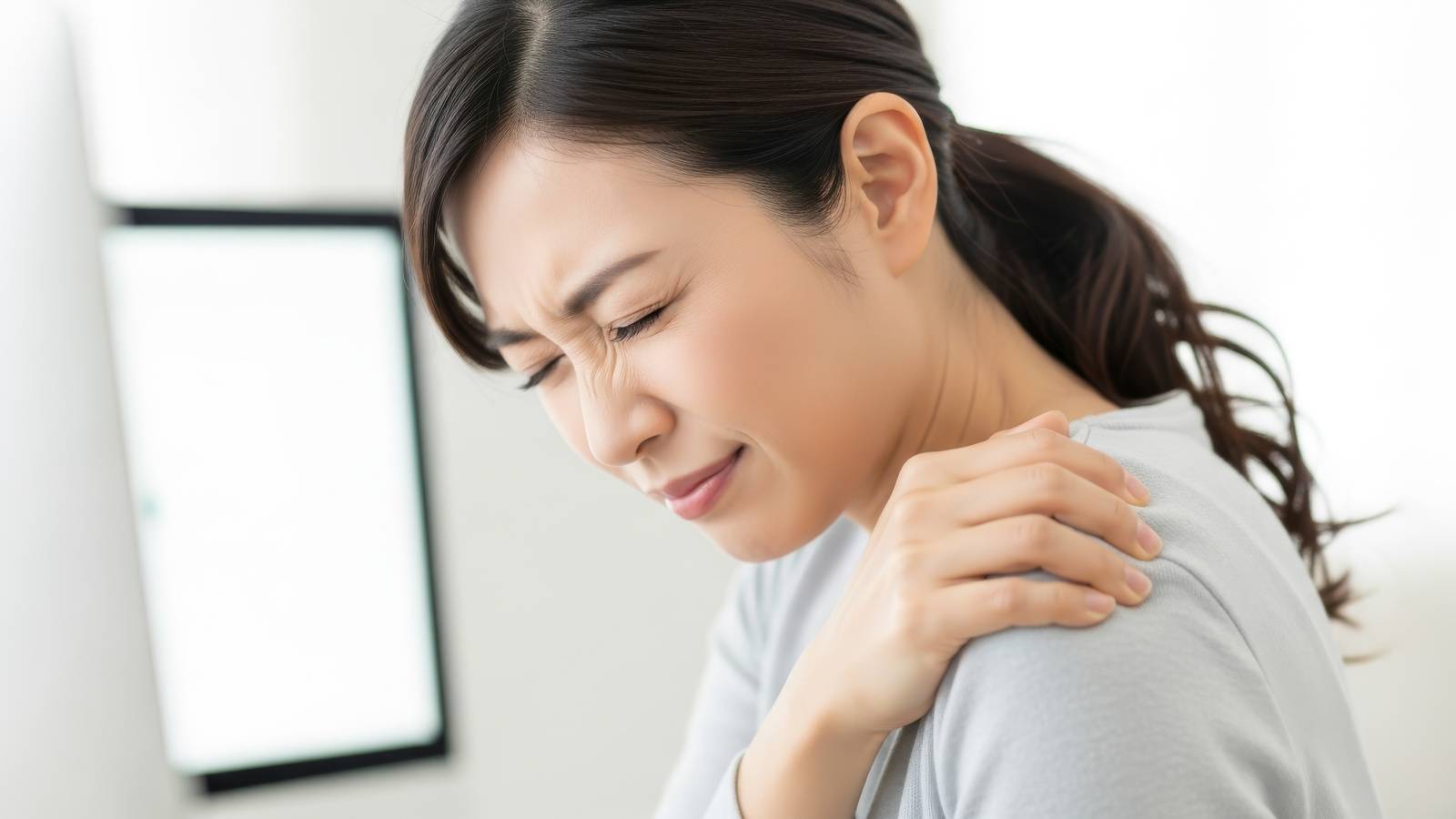  ガチガチ肩コリは「寝るだけ」でほどける！30秒でできる肩甲骨ほぐし 