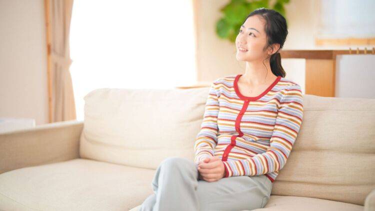 足を組むクセがある人はお腹がくびれにくい?「片側くびれ」を均等なウエストラインに整える|お尻スライドストレッチ