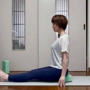 【脚をまっすぐ伸ばして床に座れる?】シンプルだけど意外と難しい!成功のコツと効果を伝授