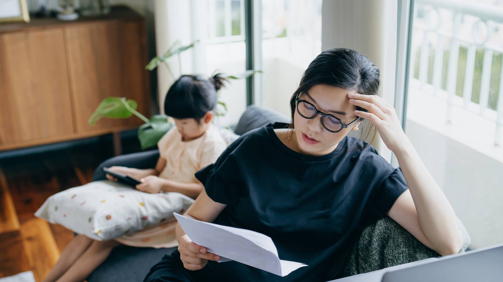 家族が家にいるだけなのに、なぜこんなに疲れる？更年期女性を消耗させる思い込みの正体