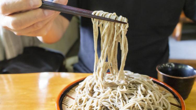 <写真>夏の「ざるそば」に添えるだけ。血糖値の上昇を抑える&満足度アップの食材3選|管理栄養士が解説