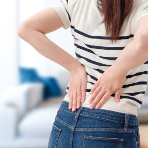 腰の張りがなかなか取れない人、必見!股関節をほぐして軽くなる【30秒揺れるだけ】エクササイズ
