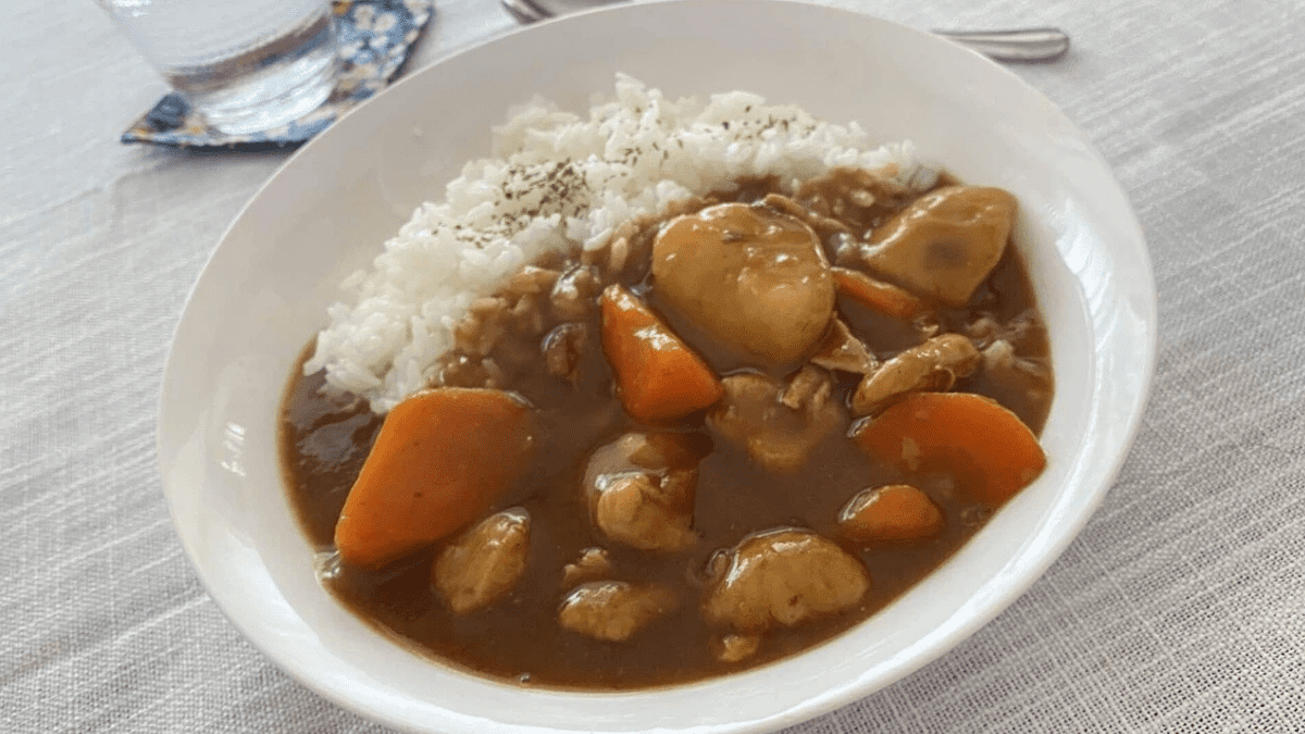 夏の「カレー」に混ぜるだけ。不足しがちな食物繊維を補える食材3選｜管理栄養士が解説