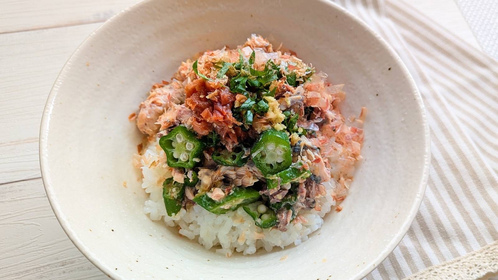 サバ缶とオクラの冷やし丼