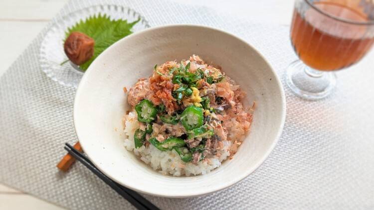 夏の夜に5分で作れる。火を使わない「サバ缶とオクラの冷やし丼」|管理栄養士のレシピ