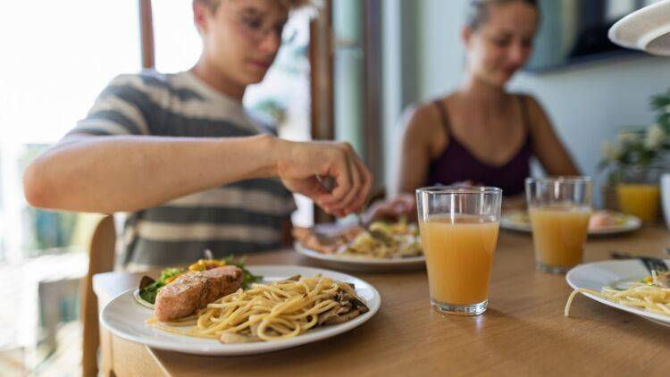 10代、砂糖の摂りすぎを防ぐには【朝のたんぱく質が鍵？】研究で見えた「朝食の選択」がもたらす変化