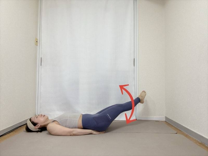 手のひらをお尻の下に敷いた仰向けから脚を斜め下に伸ばして左右に動かすお腹のエクササイズ