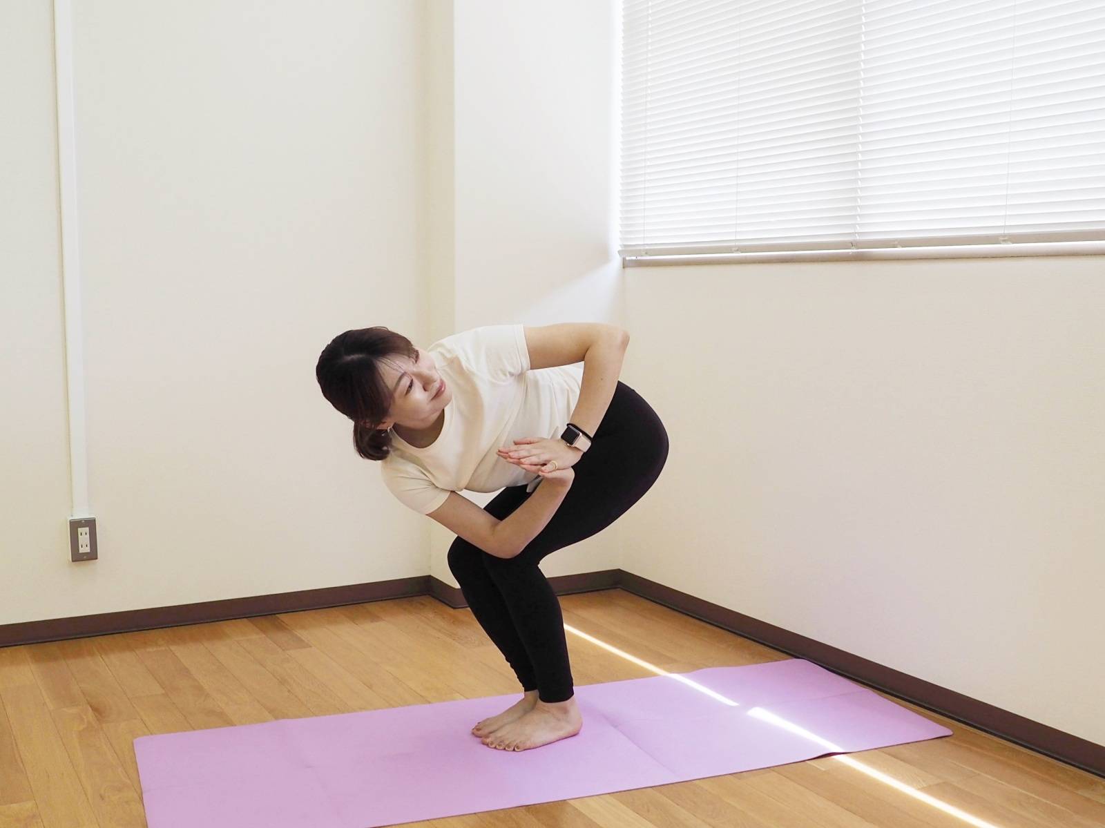 「ねじった椅子のポーズ」アレンジ｜体幹トレーニング