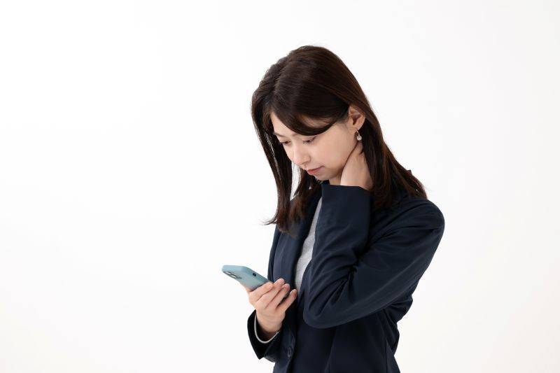 スマホを見る女性