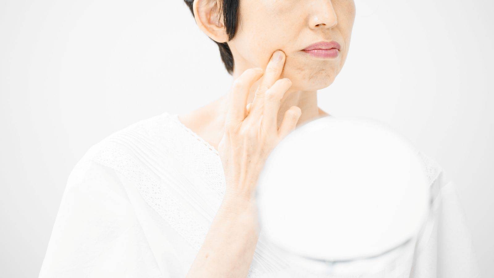 最近顔が疲れて見える…原因は「デコルテの硬さ」！顔もケアできる「デコルテストレッチ」