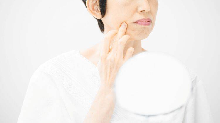最近顔が疲れて見える…原因は「デコルテの硬さ」!顔もケアできる「デコルテストレッチ」