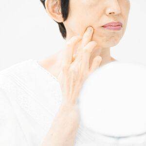 最近顔が疲れて見える…原因は「デコルテの硬さ」!顔もケアできる「デコルテストレッチ」